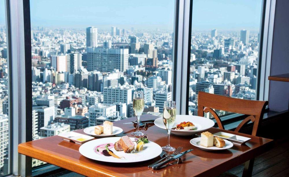 スカイラウンジ＆ダイニング「アーティスト カフェ」／東京ドームホテル