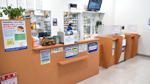 サカイヤ薬局　アピタ金沢文庫店_2
