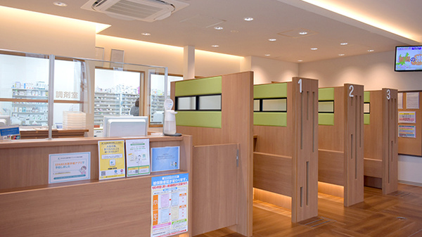 プラザ薬局 ＪＲ総持寺店_4