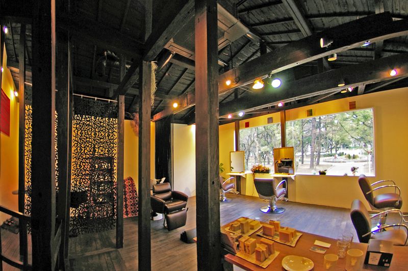 SALOON