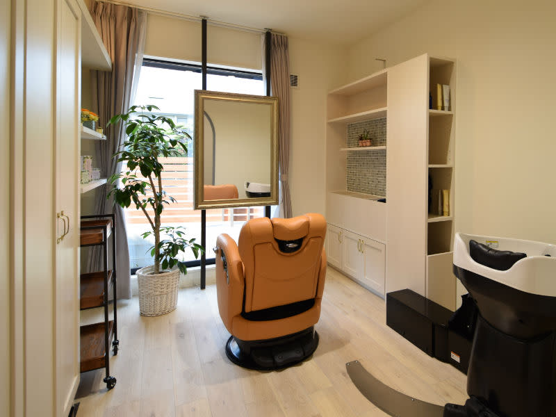HAIR SALON ROOM.