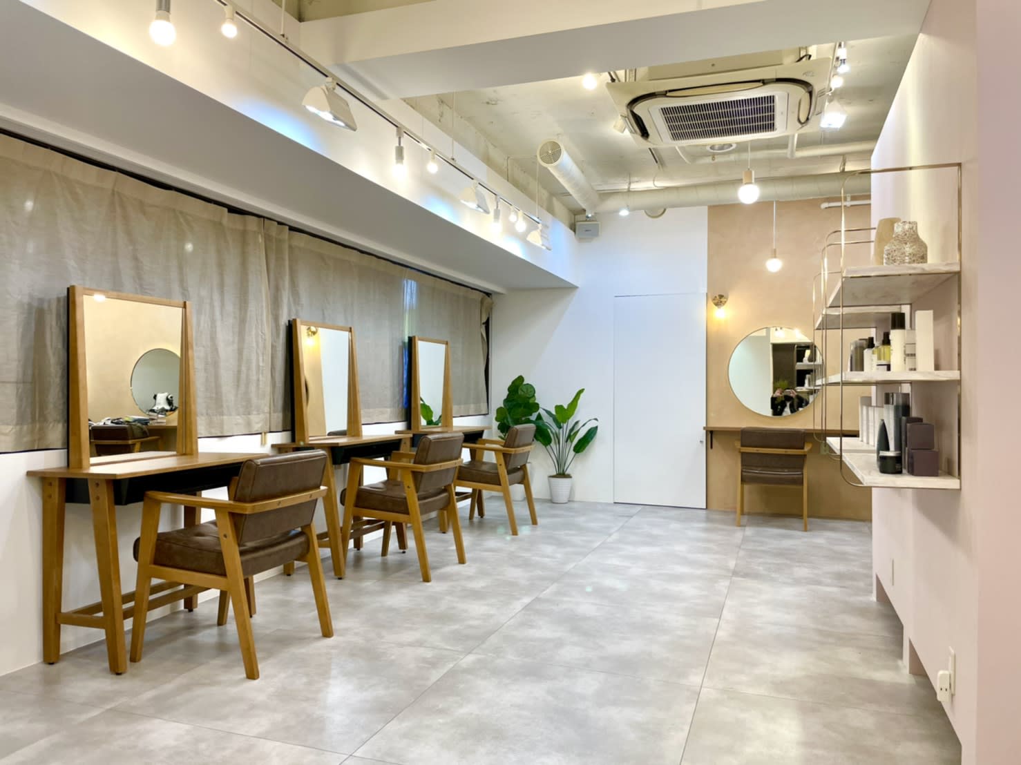 mit by tree 新宿南口