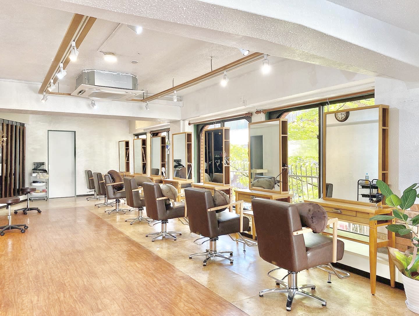 Uit HAIR SALON