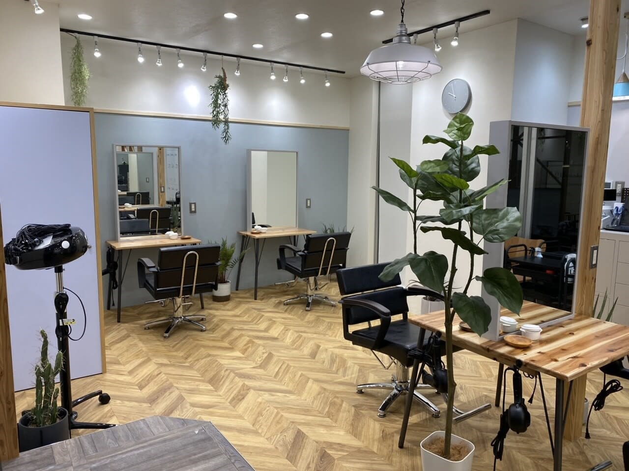 Agu hair mohne 徳島佐古ハローズ前店