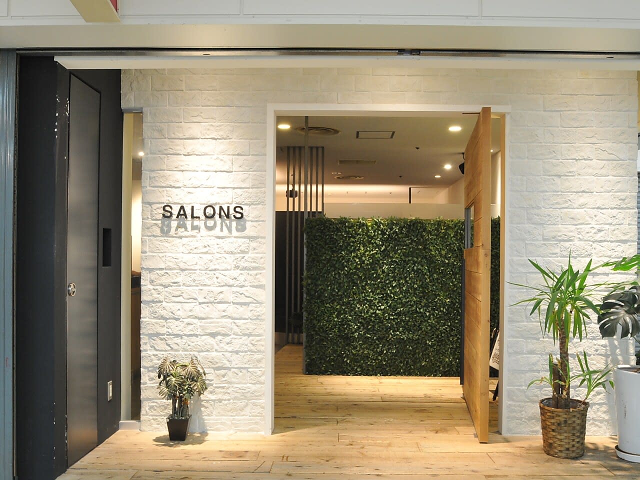 SALONS HAIR JR高槻駅前店