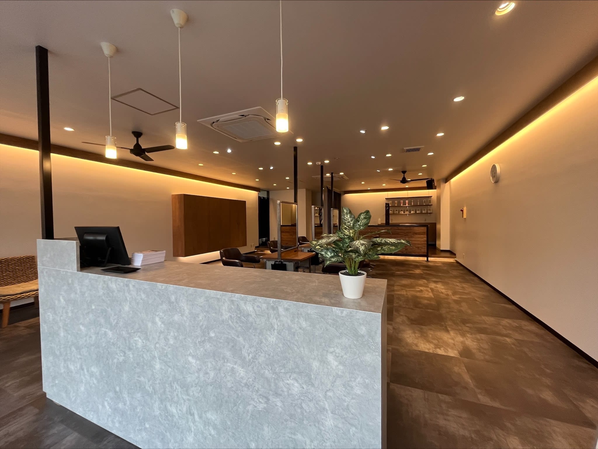 SALONS 可部店