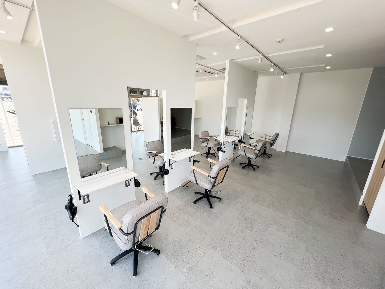 Agu hair attrait 宮崎フェニックスガーデン店【アグ ヘアー アトレ】_1