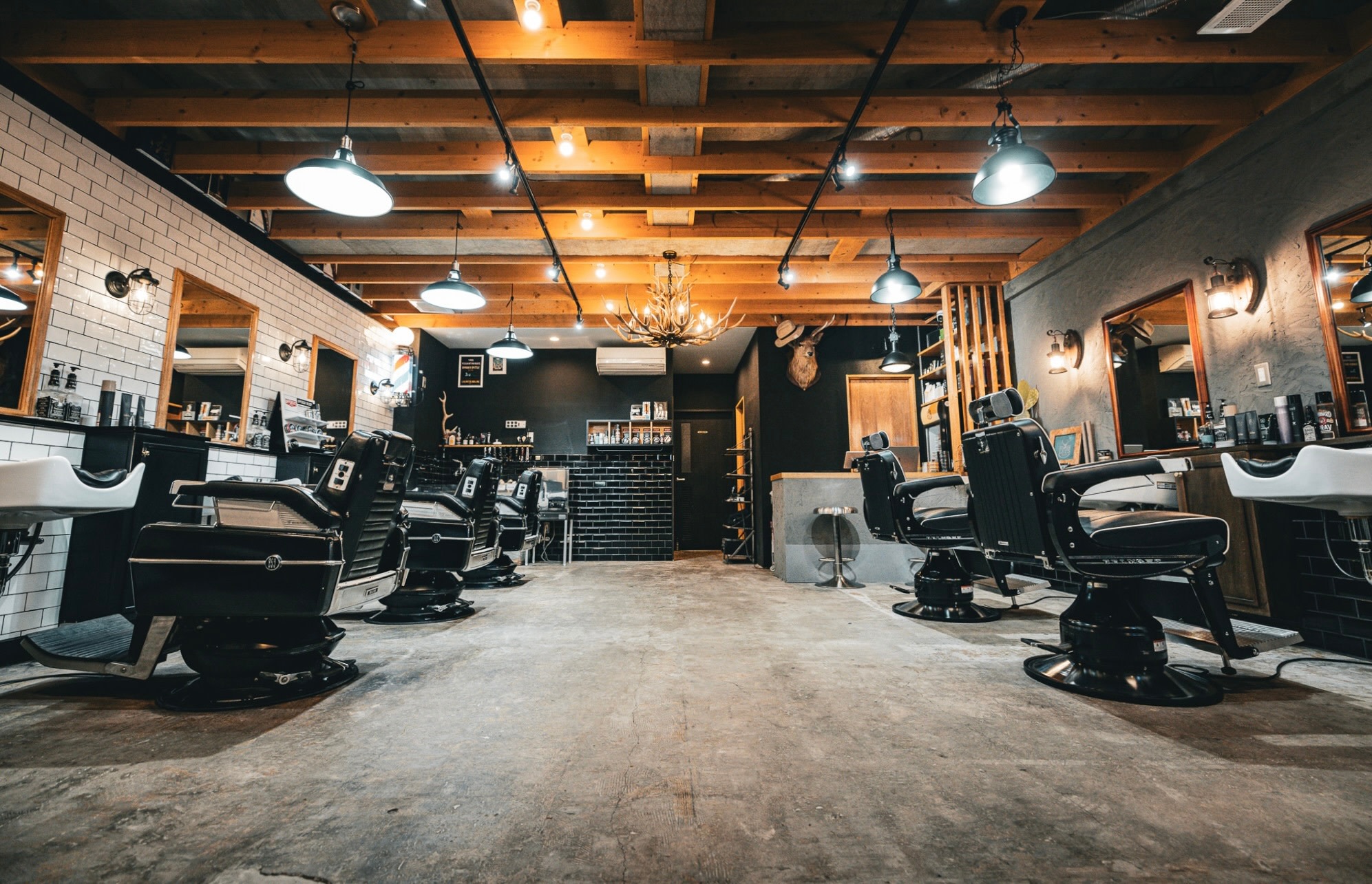 THE BARBER LUI'S