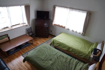 寝て朝食の宿 時しらず