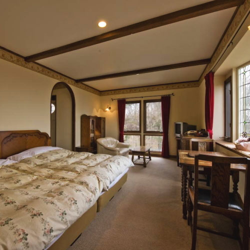 伊豆高原温泉　全室露天風呂付　英国調ホテル　かえで庵