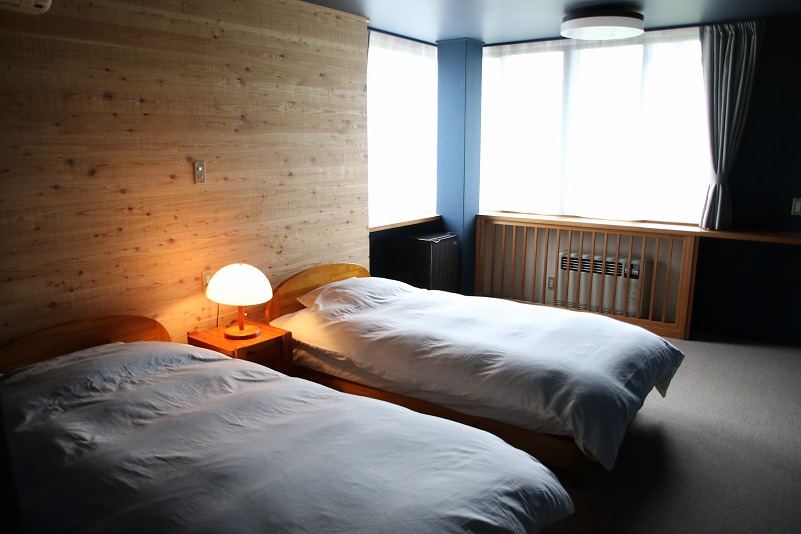 ＨＹＴＴＥＲ　ＬＡＫＥＳＩＤＥ　ＬＯＤＧＥ