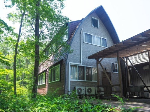 森の中に佇むバンガロー／民泊