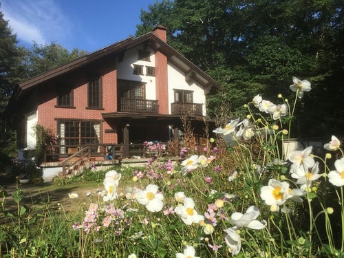 安眠堂・自然に溶け込むレンガ造り　＾