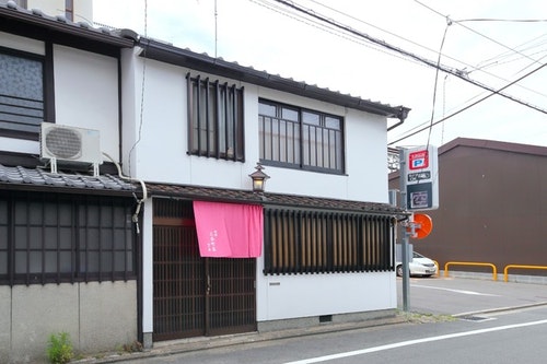 築150年超の京町家。徒歩4分で歴史地区祇園、三条駅と鴨川の繁華街です。 ^