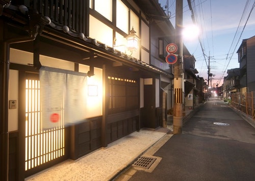 京都駅徒歩１０分、ちょっとオシャレな京町家、隣の季楽庵北と合わせて最大１８名までお泊り頂けます。　＾