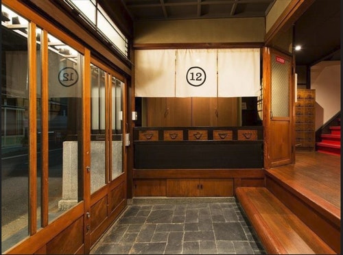 ＪＲ京都駅から５００ｍ、東本願寺前の築１００年の京町家旅館タイプのゲストハウス。　＾