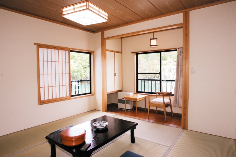 月山志津温泉 湖畔の宿五色亭