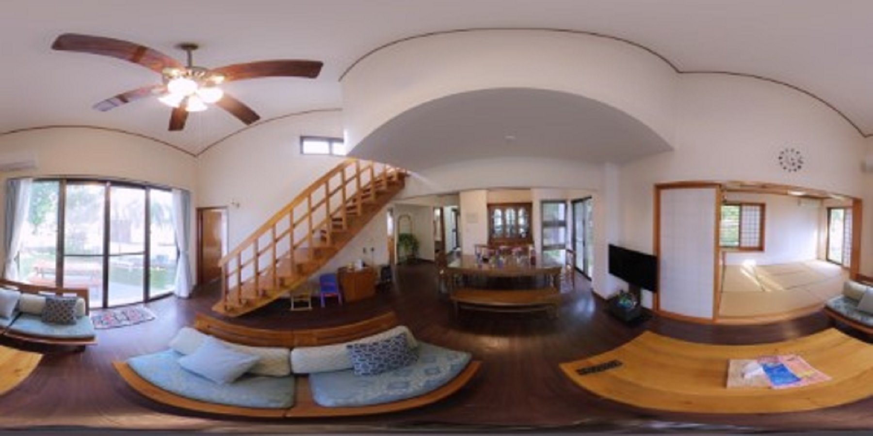 部屋からビーチ迄３秒水着姿で行けます。ピーチ専用シャワー室完備／民泊