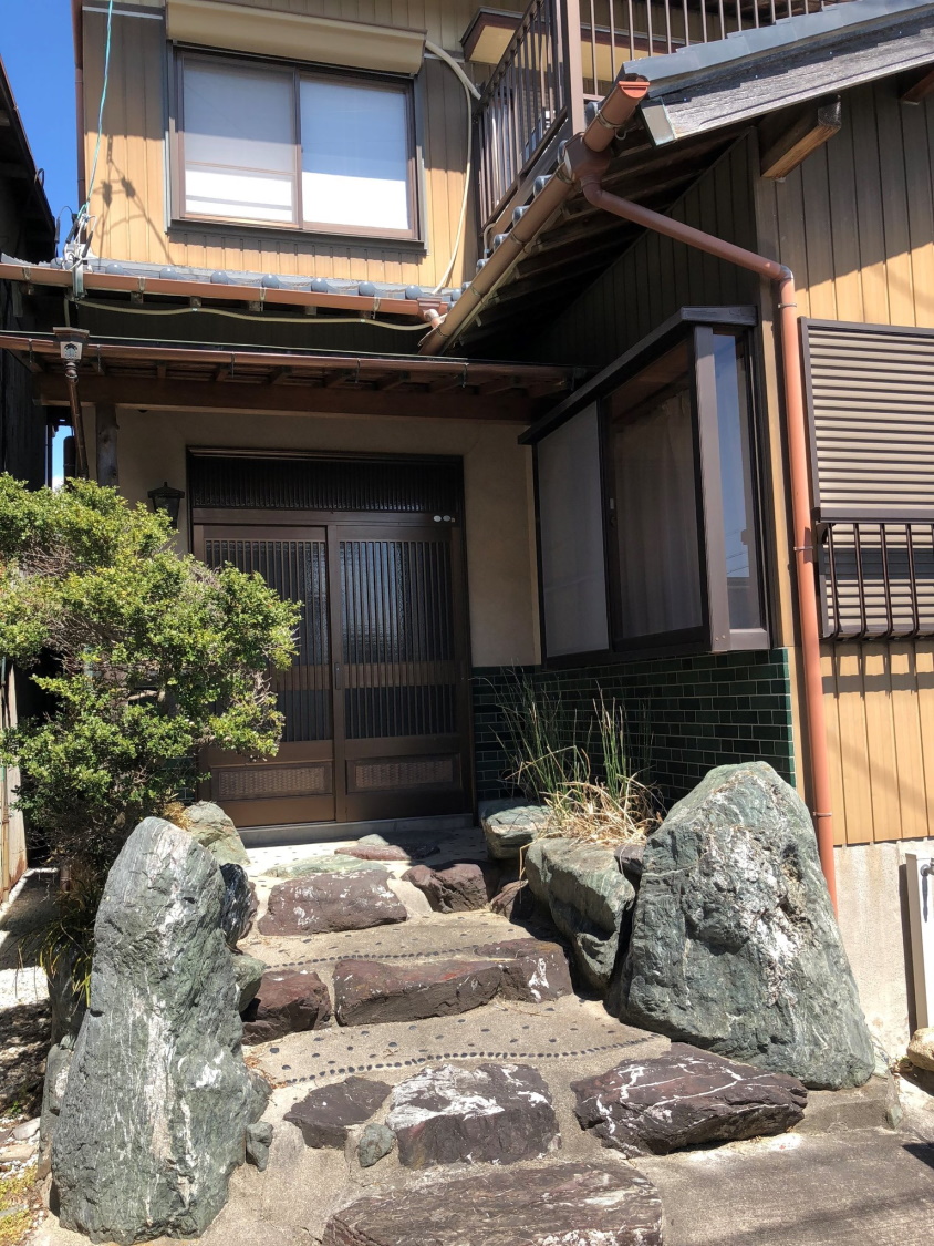 JR駅から徒歩10分、近隣に生活利便施設有り、和風2階建。/民泊