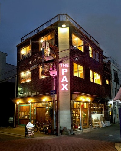 [THE PAX HOSTEL]レトロなビルを改装した小さなゲストハウス ^