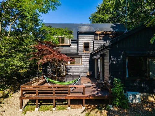 蒼蒼とした森の別荘 、広々デッキで BBQ 、焚き火、 ドッ/民泊