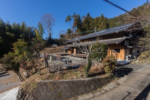 築150年の古民家ステイ「柚子の家」。一棟貸しだから、気兼ねなくノンビリ古民家体験できます。 ^