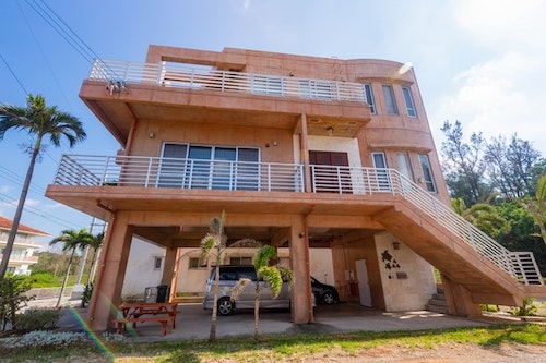 ラナカイハウス沖縄 ビーチ徒歩3分、真栄田岬・青の洞窟5分、160m2のオーシャンビュー BBQ ^