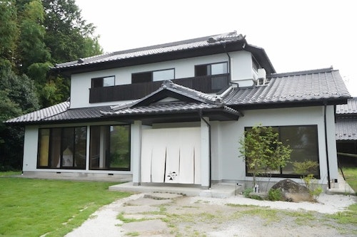 山梨県北杜市の一棟貸し宿「よもやど」　＾