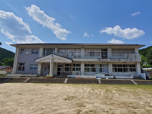 泊まれる学校 NeastSide ^