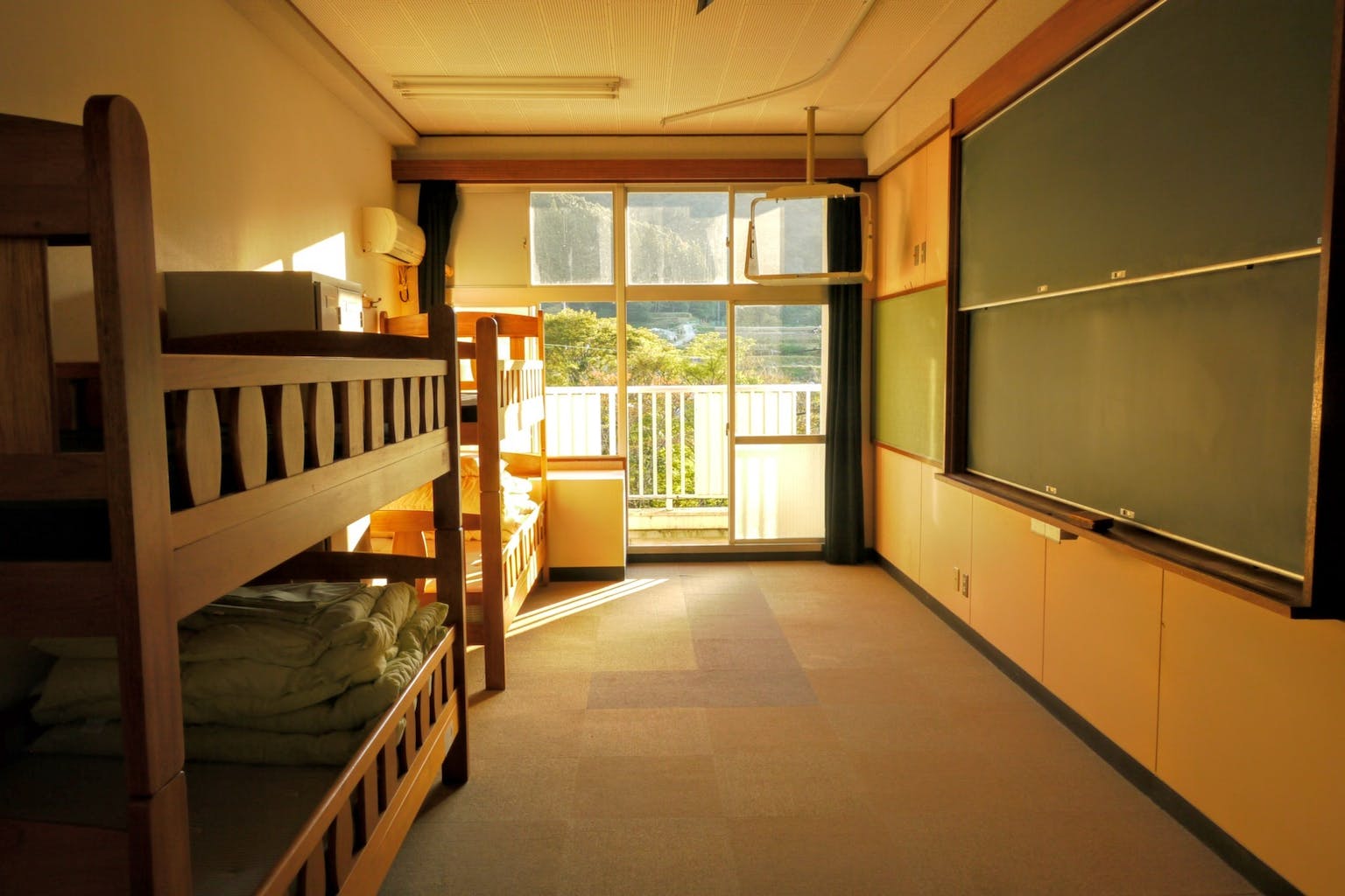 四万十川のほとりの学校を活用した「いなか暮らし体験」できる宿 いなかパイプ ドミトリー546 ^