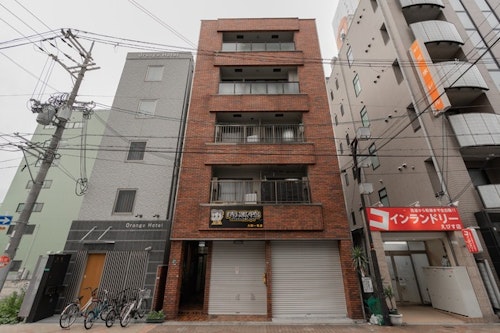 401大人数可能。難波まで1駅、通天閣はすぐ。黒門市場、動物園、スパワールまで徒歩可能/民泊