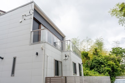 山と海に囲まれた自然豊かな湯河原。ペットと泊まれる1組限定の貸別荘。 ^