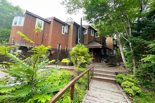 山中湖畔の深い森、遠くに富士山、風の山庄で自然の静寂を楽しむ ^