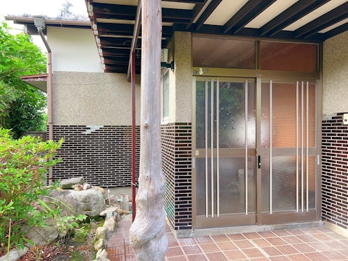 敷地内無料駐車場2台分、置き型無料Wi-Fiあります。平屋瓦屋根の日本家屋 ^