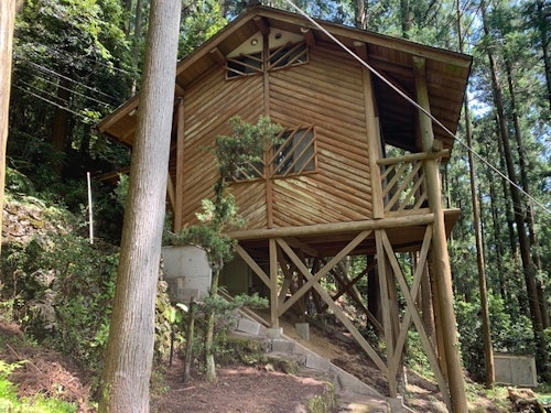 小高い丘の上にある自然豊かなログハウス ^