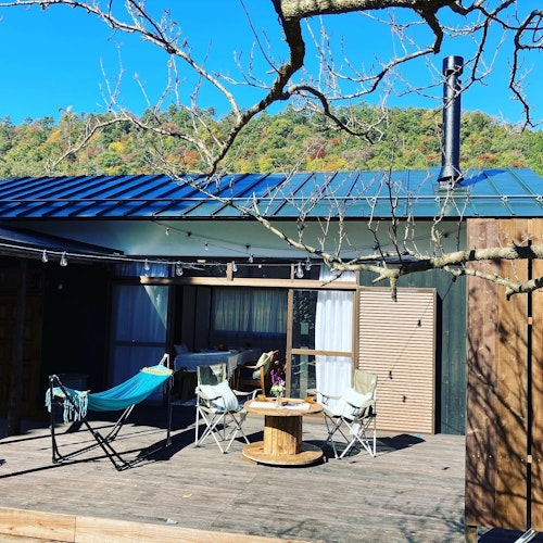 焚き火、薪ストーブが楽しめる木々に囲まれた家　＾