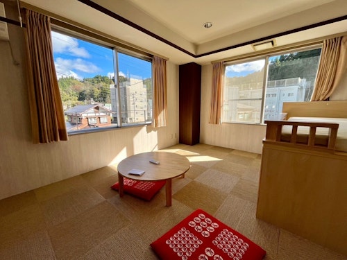 越後湯沢駅(西口)温泉街 徒歩3分の好立地 朝食無料・Wi-Fi・中国語対応可 ^