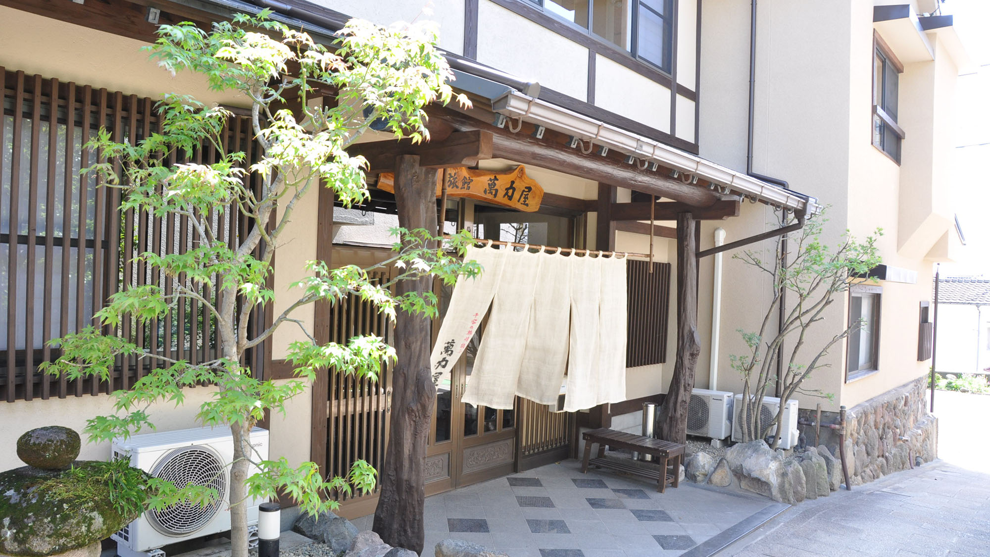 千客の旅情犒ふ　萬力屋