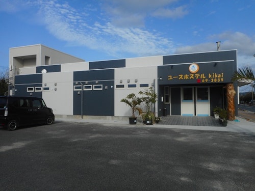 飛行場より歩いて3分、飲食店も近くに多数ありビジネス、観光に適しております ^