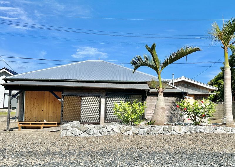 奄美ブルーの打田原ビーチへ徒歩１分｜一棟貸し古民家ヴィラ｜５名までＯＫ　＾
