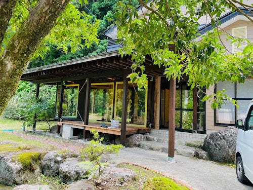 森と水と焚火の宿 ^