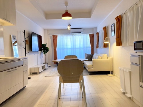 広いリビングと65インチTV/駐車場付き戸建/最大12名/ CS22/民泊