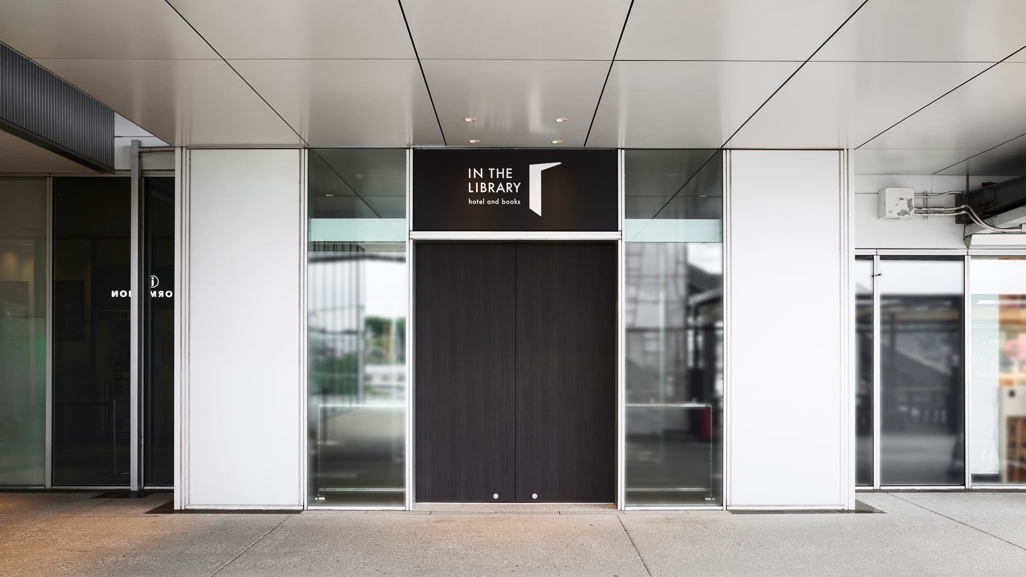 ＩＮ　ＴＨＥ　ＬＩＢＲＡＲＹ　ｈｏｔｅｌ　ａｎｄ　ｂｏｏｋｓ　ＴＯＫＯＲＯＺＡＷＡ