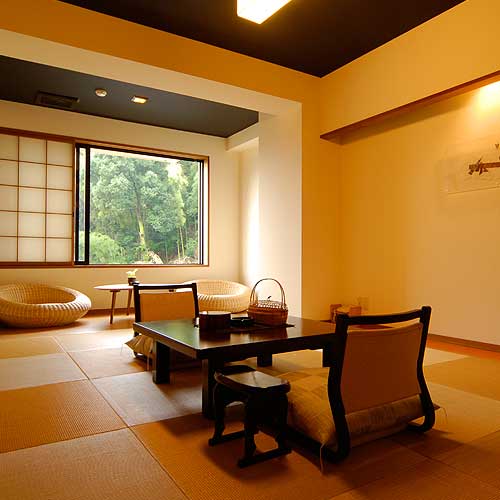 着物で彩られた全館畳敷きの宿　楽山やすだ