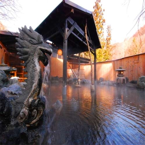 源泉掛流しの湯めぐりテーマパーク　龍洞