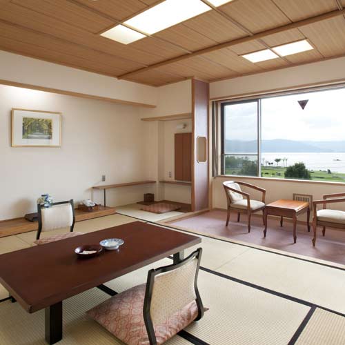 上諏訪温泉　湖畔の洋館　かたくらシルクホテル