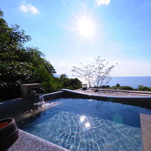 窓に広がる夕日と海　美食を奏で１５０有余年　間人温泉　炭平