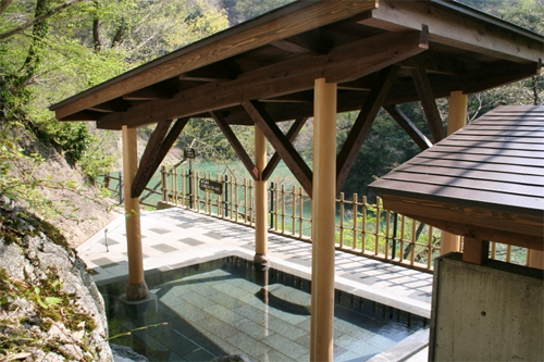 船でしか行けない秘境の一軒宿　大牧温泉