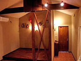 プチペンション 山猫お針箱 <西表島>