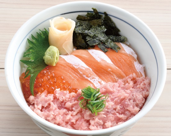 いくらとろサーモンまぐろたたき丼 Fatty Salmon & Salmon Roe & Minced Tuna Sushi Bowl